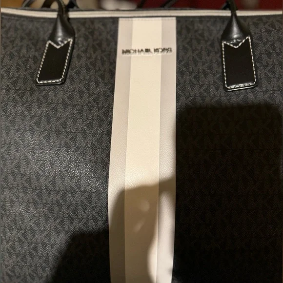 MICHAEL KORS TRAVEL LARGE TOP ZIP TOTE - Picture 8 of 14